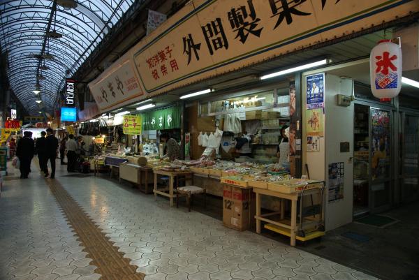 ディープな沖縄を食べつくす 牧志公設市場 沖縄旅行 沖縄ツアー 格安国内ツアー 激安国内旅行のしろくまツアー