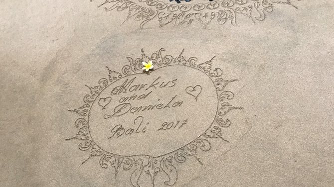 砂場に書かれたメッセージの画像