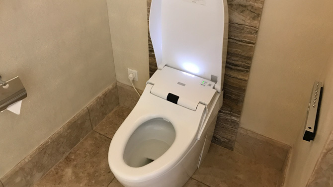 日本製の洗浄付きトイレの画像