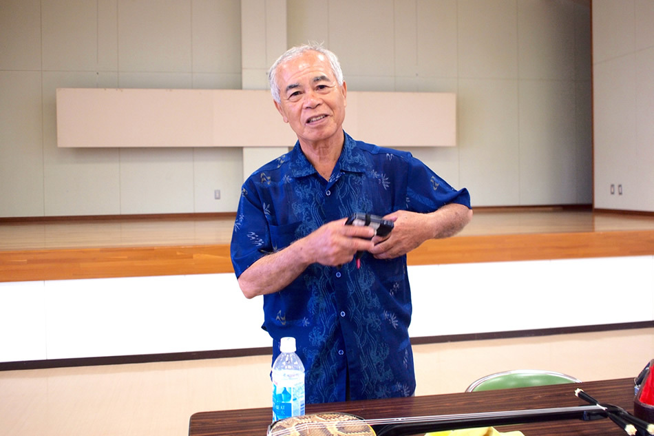【沖縄の音を訪ねて】久米島唯一の職人に教わる「三線」の演奏体験